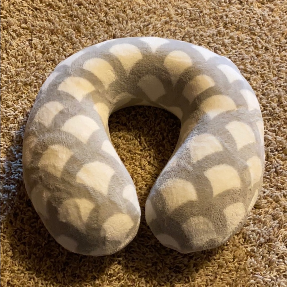 Travel neck pillow
